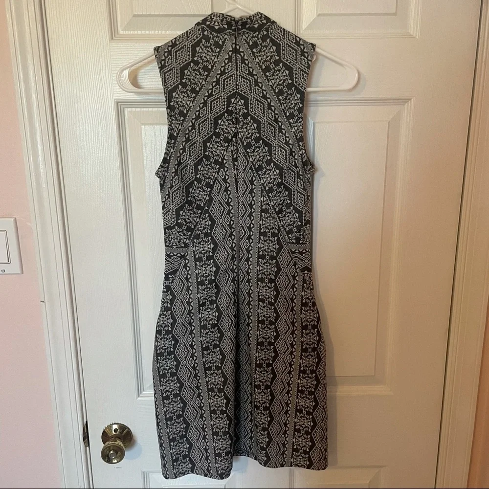 High-Neck Geometric Pattern Dress - Picture 5 of 7